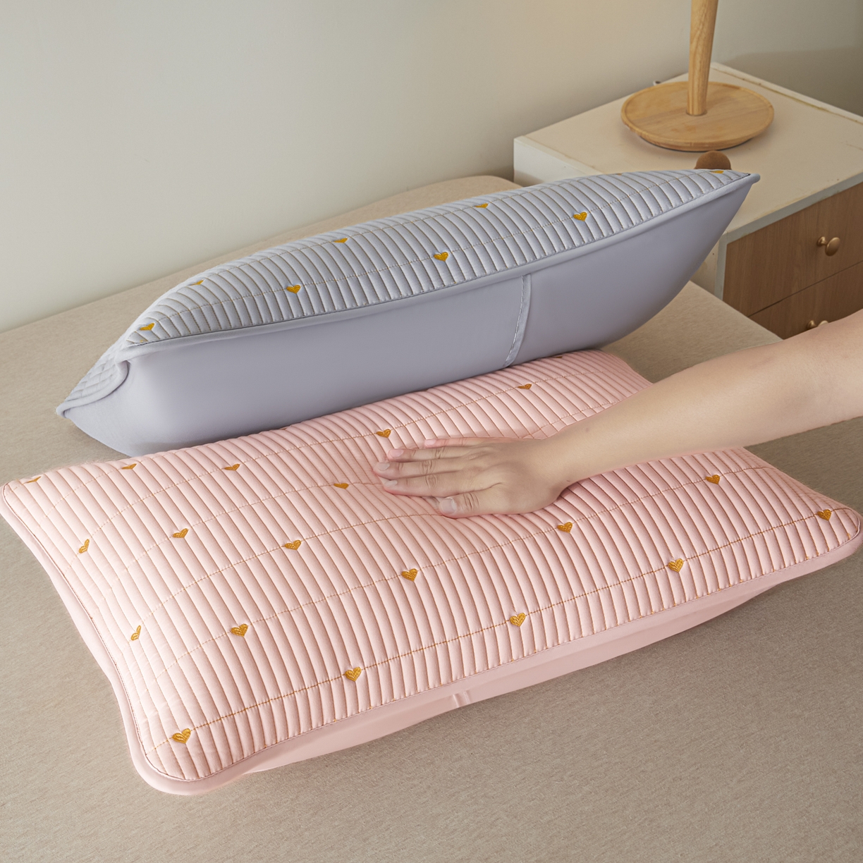 91家纺网 家纺一手货源 找家纺 芬晴家纺 2025新款防水枕套-繁星-爱心-简爱-空间 爱心-粉+灰