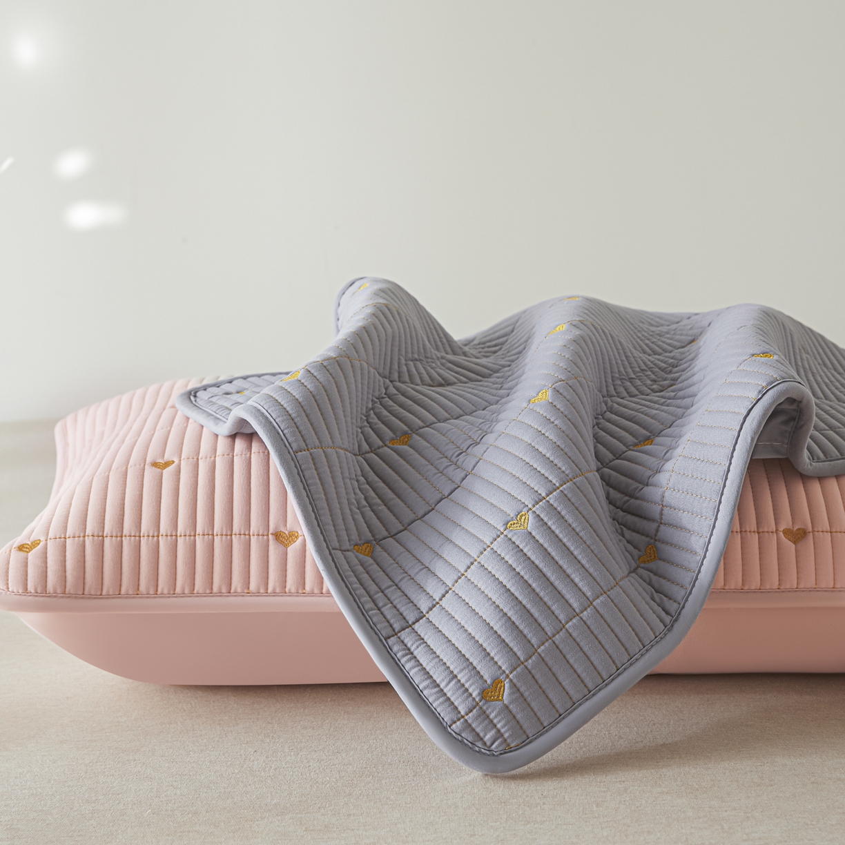 91家纺网 家纺一手货源 找家纺 芬晴家纺 2025新款防水枕套-繁星-爱心-简爱-空间 爱心-粉+灰