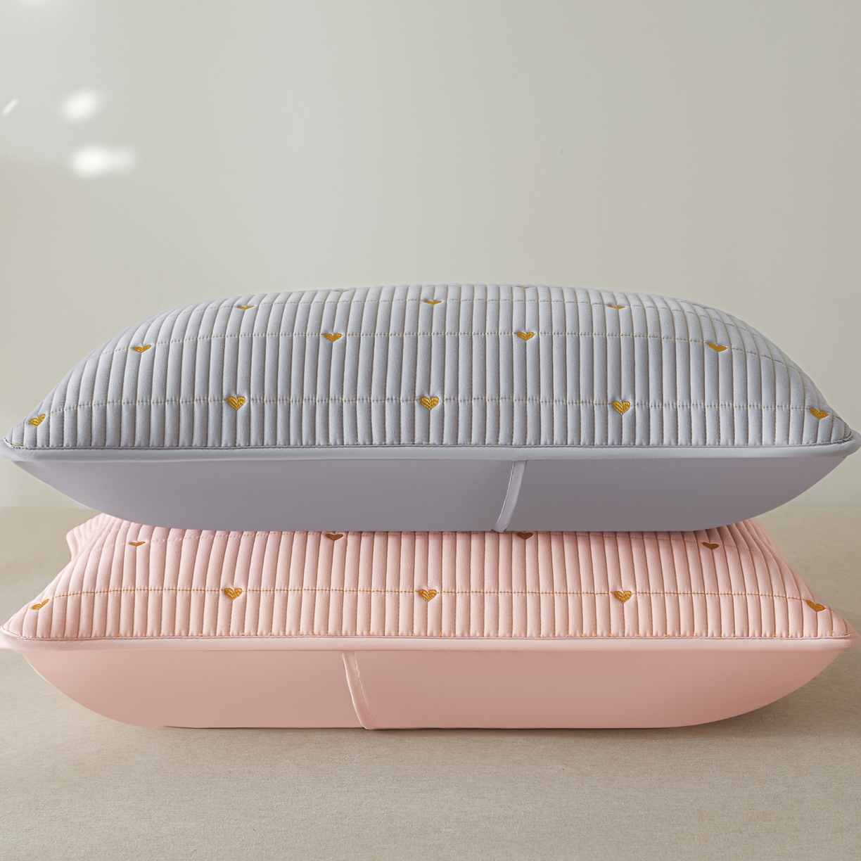 91家纺网 家纺一手货源 找家纺 芬晴家纺 2025新款防水枕套-繁星-爱心-简爱-空间 爱心-粉+灰