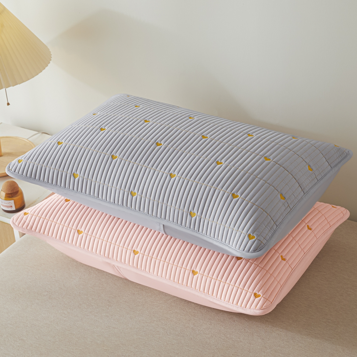 91家纺网 家纺一手货源 找家纺 芬晴家纺 2025新款防水枕套-繁星-爱心-简爱-空间 爱心-粉+灰