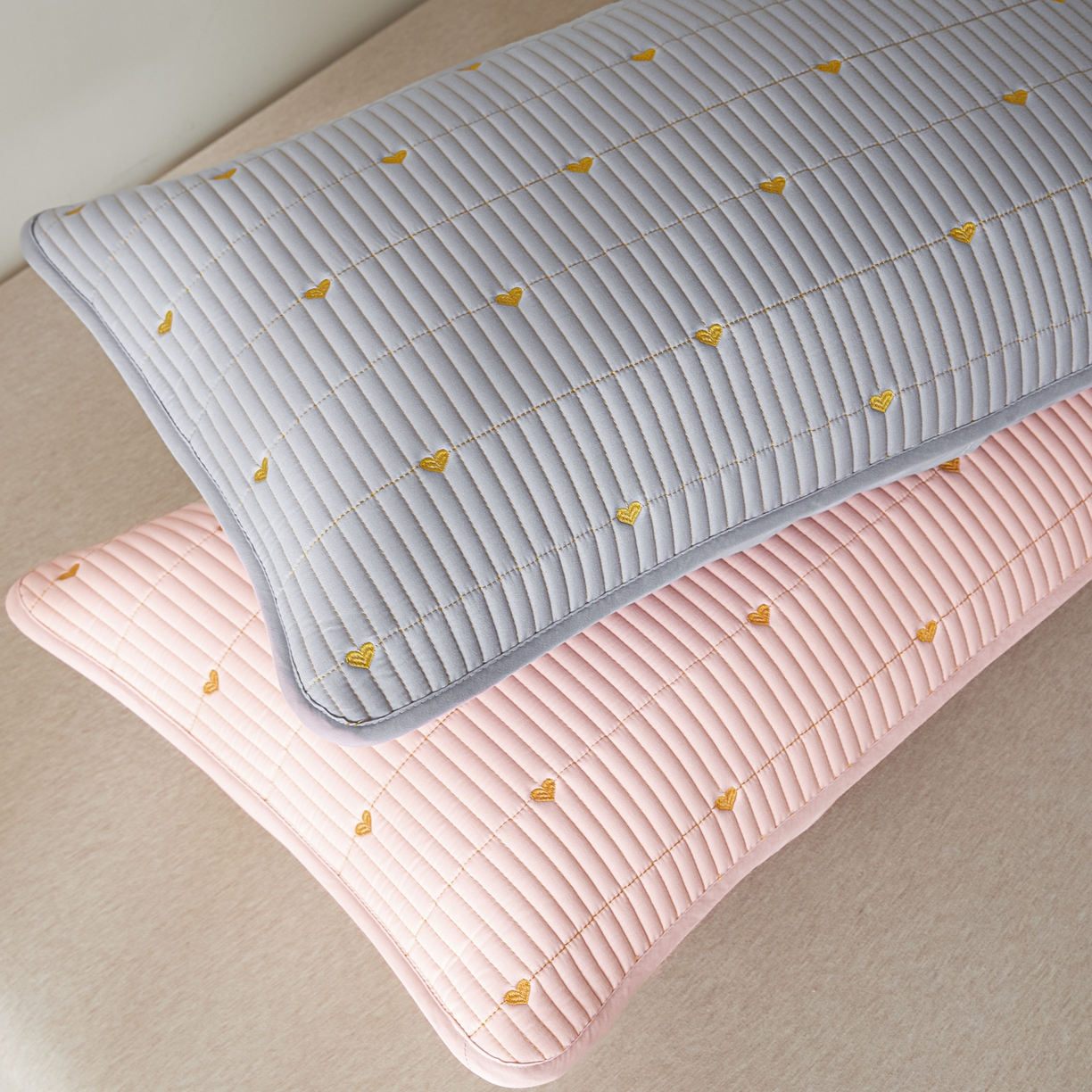 91家纺网 家纺一手货源 找家纺 芬晴家纺 2025新款防水枕套-繁星-爱心-简爱-空间 爱心-粉+灰