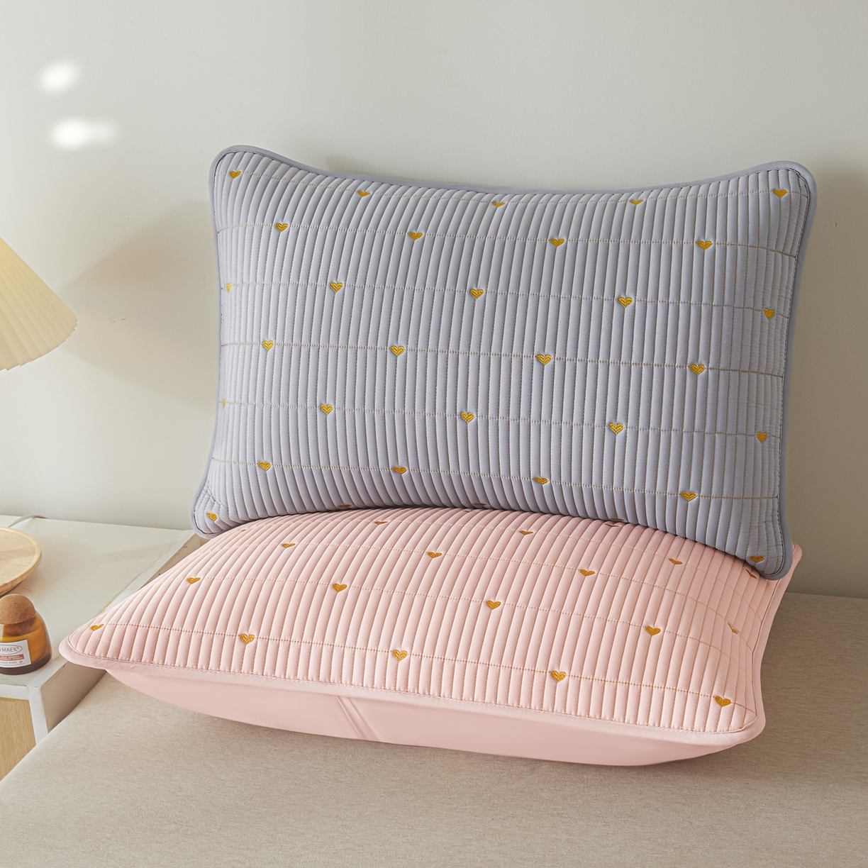 91家纺网 家纺一手货源 找家纺 芬晴家纺 2025新款防水枕套-繁星-爱心-简爱-空间 爱心-粉+灰