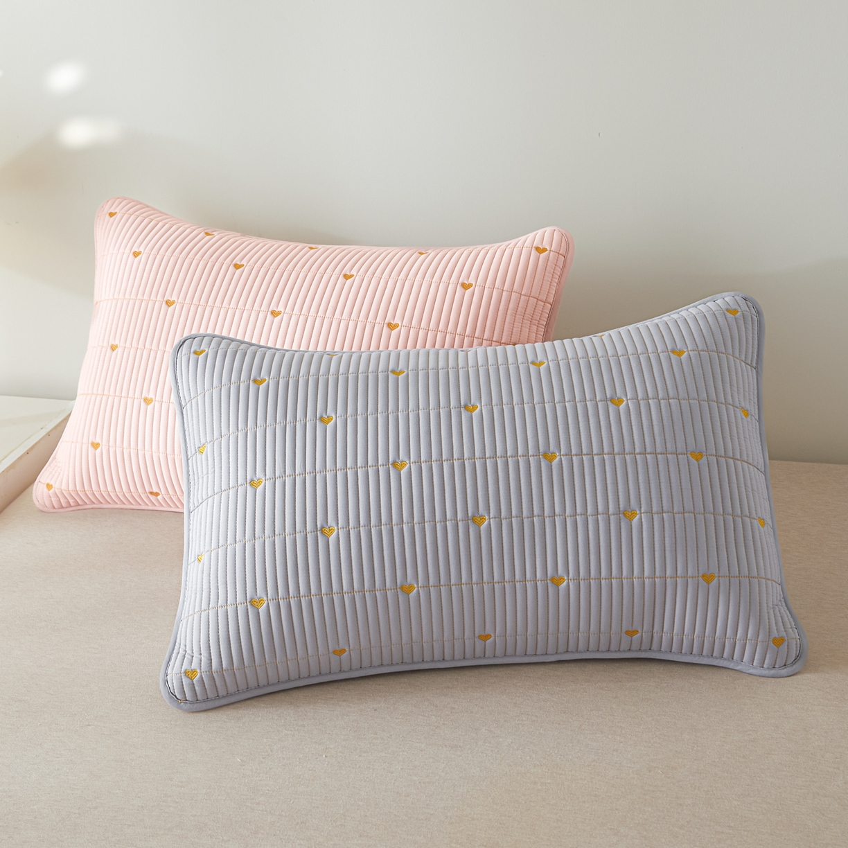 91家纺网 家纺一手货源 找家纺 芬晴家纺 2025新款防水枕套-繁星-爱心-简爱-空间 爱心-粉+灰