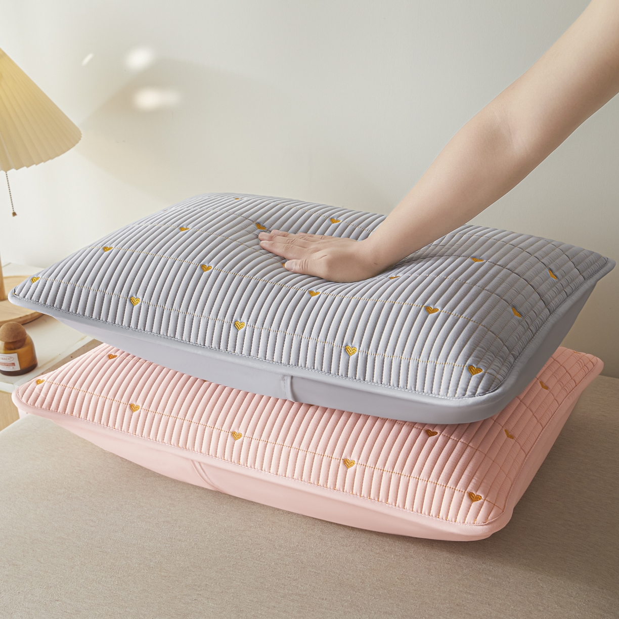 91家纺网 家纺一手货源 找家纺 芬晴家纺 2025新款防水枕套-繁星-爱心-简爱-空间 爱心-粉+灰