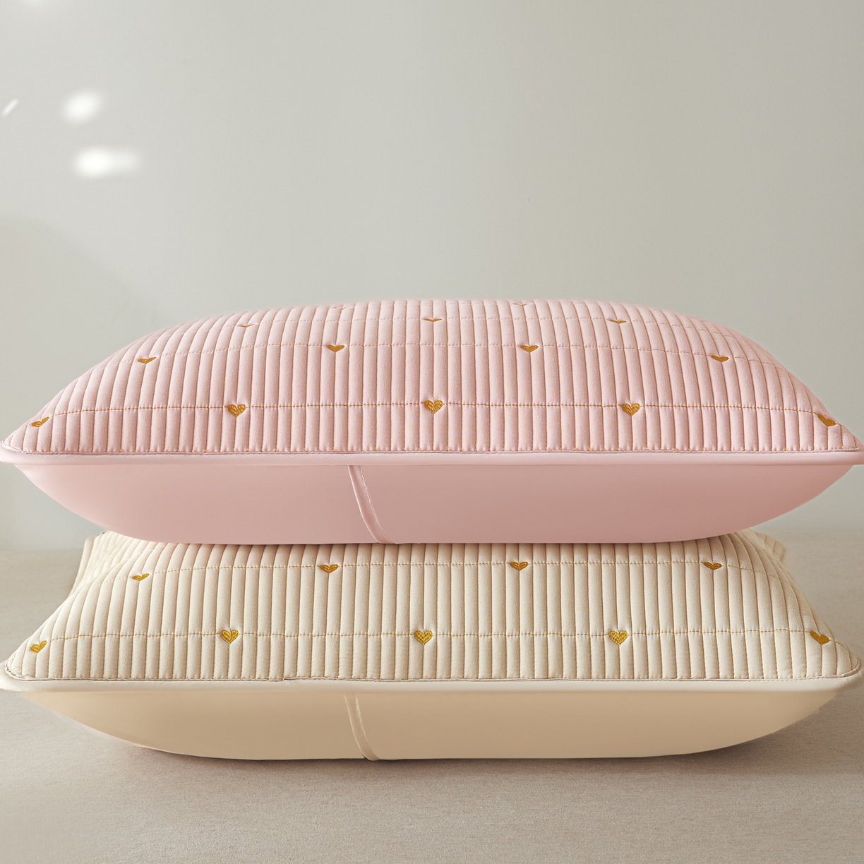 91家纺网 家纺一手货源 找家纺 芬晴家纺 2025新款防水枕套-繁星-爱心-简爱-空间 爱心-粉+卡其