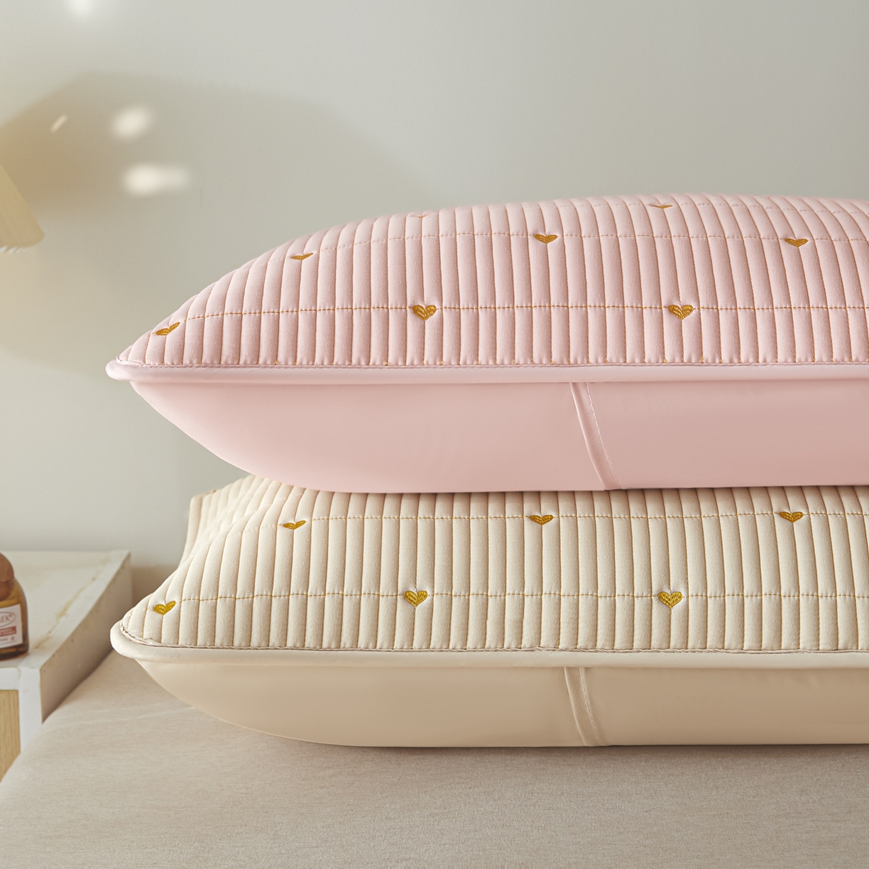 91家纺网 家纺一手货源 找家纺 芬晴家纺 2025新款防水枕套-繁星-爱心-简爱-空间 爱心-粉+卡其