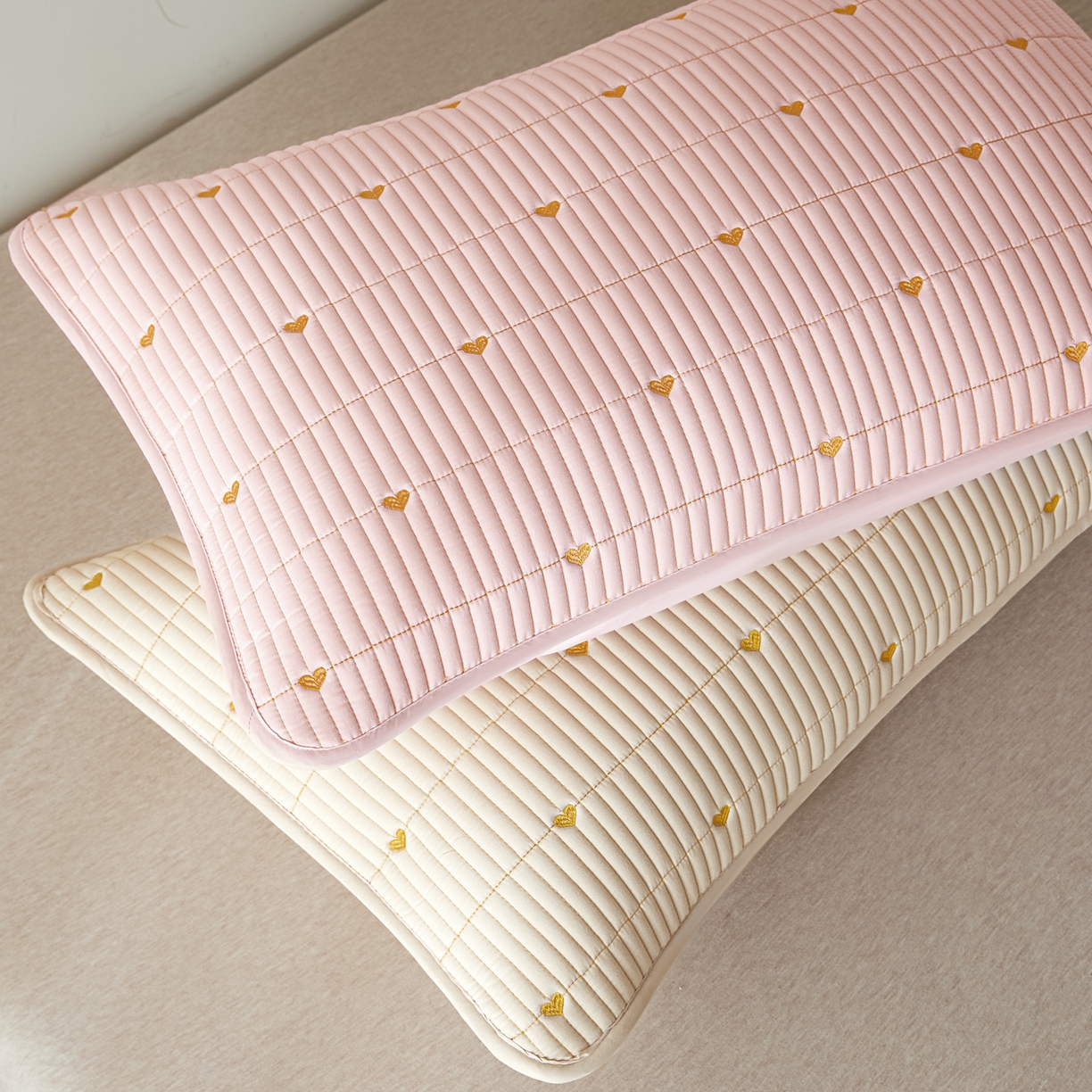 91家纺网 家纺一手货源 找家纺 芬晴家纺 2025新款防水枕套-繁星-爱心-简爱-空间 爱心-粉+卡其