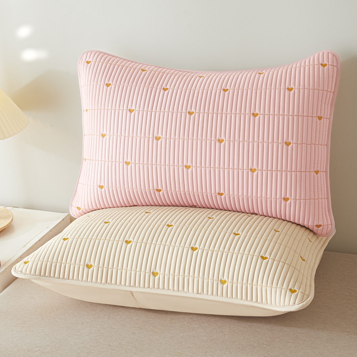 91家纺网 家纺一手货源 找家纺 芬晴家纺 2025新款防水枕套-繁星-爱心-简爱-空间 爱心-粉+卡其