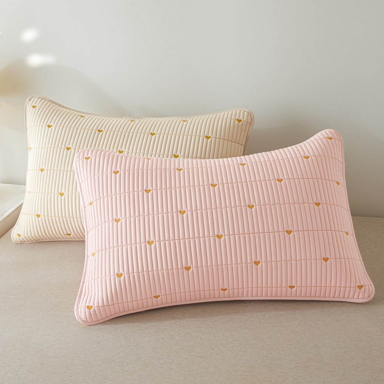 91家纺网 家纺一手货源 找家纺 芬晴家纺 2025新款防水枕套-繁星-爱心-简爱-空间 爱心-粉+卡其