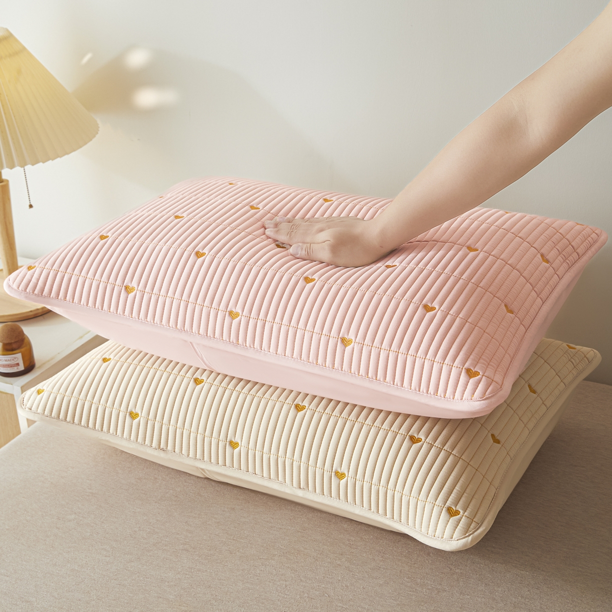 91家纺网 家纺一手货源 找家纺 芬晴家纺 2025新款防水枕套-繁星-爱心-简爱-空间 爱心-粉+卡其