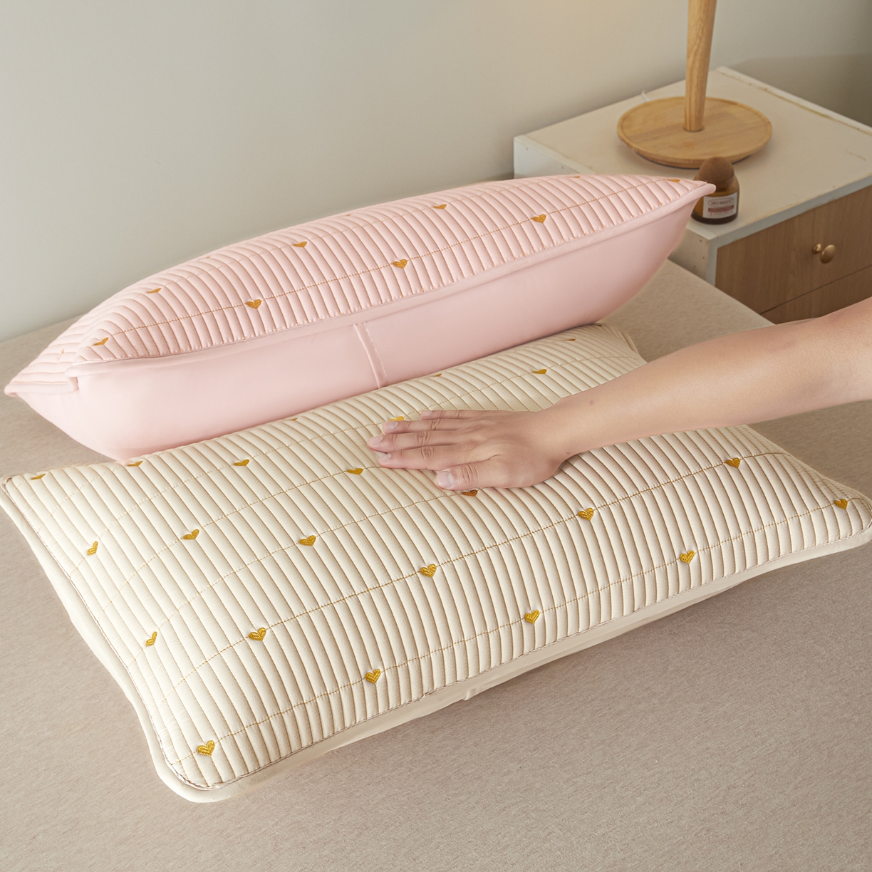 91家纺网 家纺一手货源 找家纺 芬晴家纺 2025新款防水枕套-繁星-爱心-简爱-空间 爱心-粉+卡其