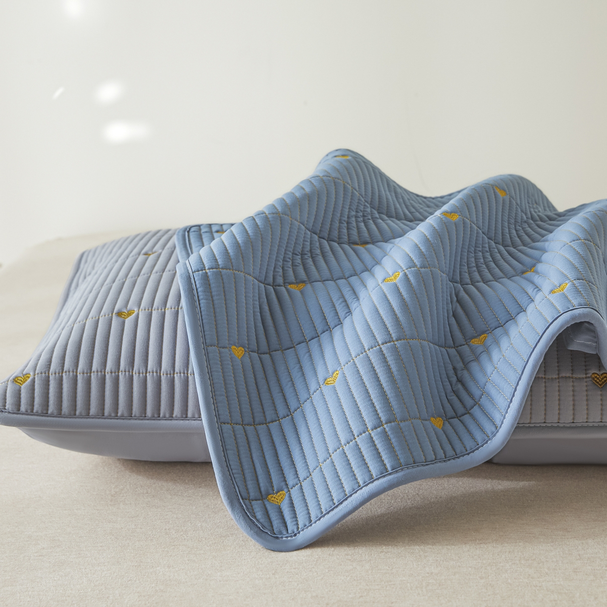 91家纺网 家纺一手货源 找家纺 芬晴家纺 2025新款防水枕套-繁星-爱心-简爱-空间 爱心+蓝+灰