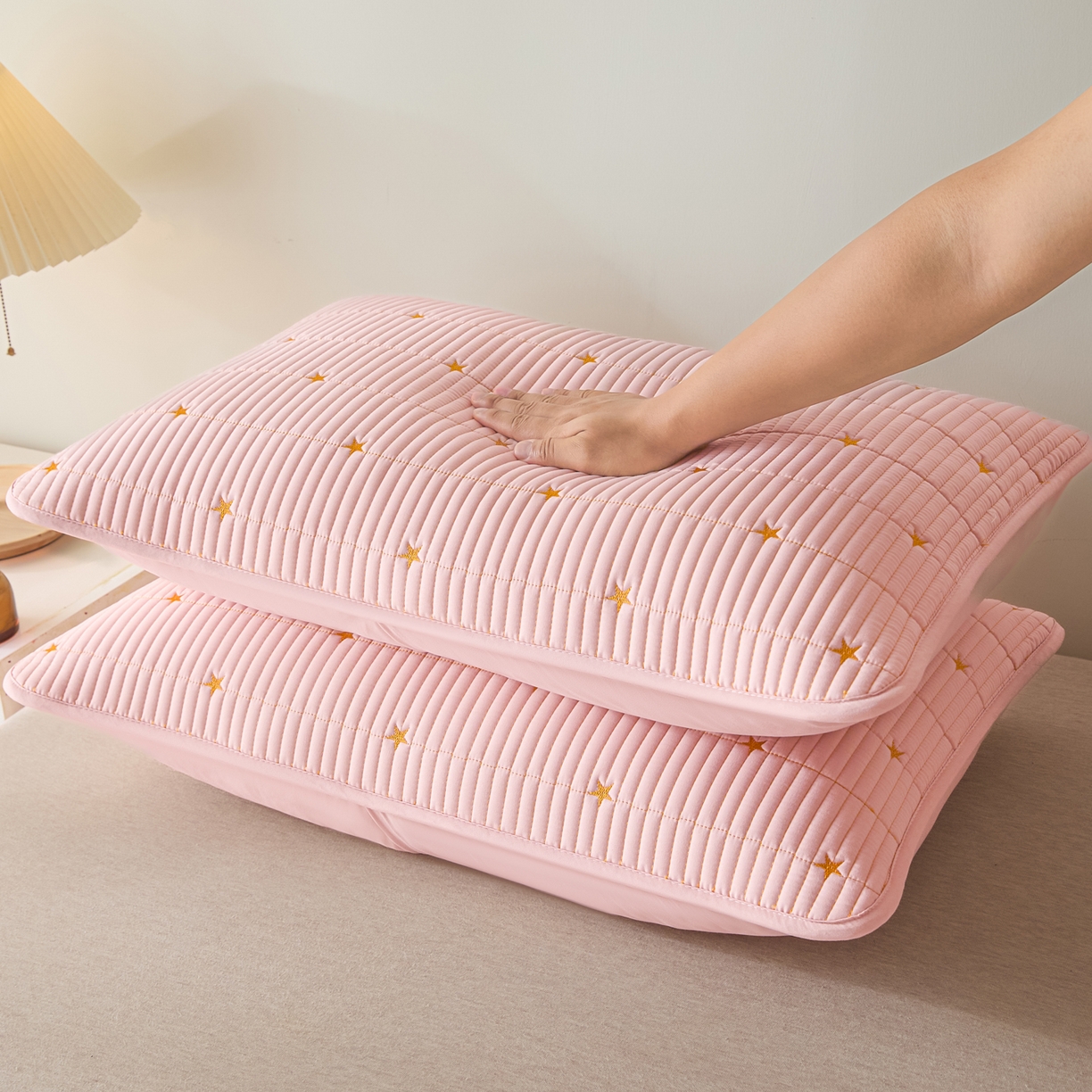 91家纺网 家纺一手货源 找家纺 芬晴家纺 2025新款防水枕套-繁星-爱心-简爱-空间 繁星-豆沙粉