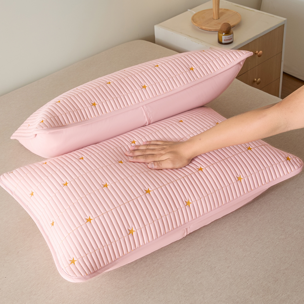 91家纺网 家纺一手货源 找家纺 芬晴家纺 2025新款防水枕套-繁星-爱心-简爱-空间 繁星-豆沙粉