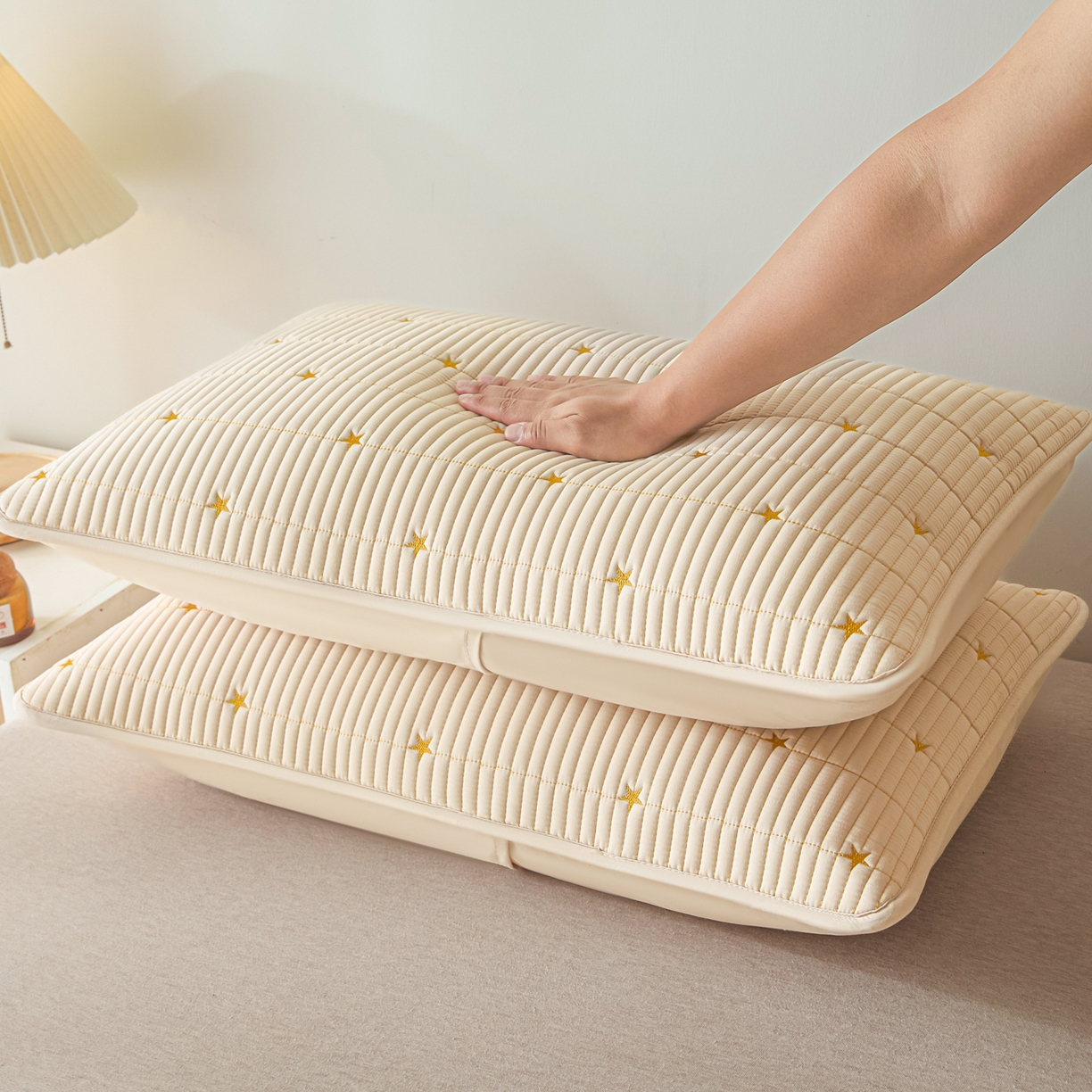 91家纺网 家纺一手货源 找家纺 芬晴家纺 2025新款防水枕套-繁星-爱心-简爱-空间 繁星-卡其