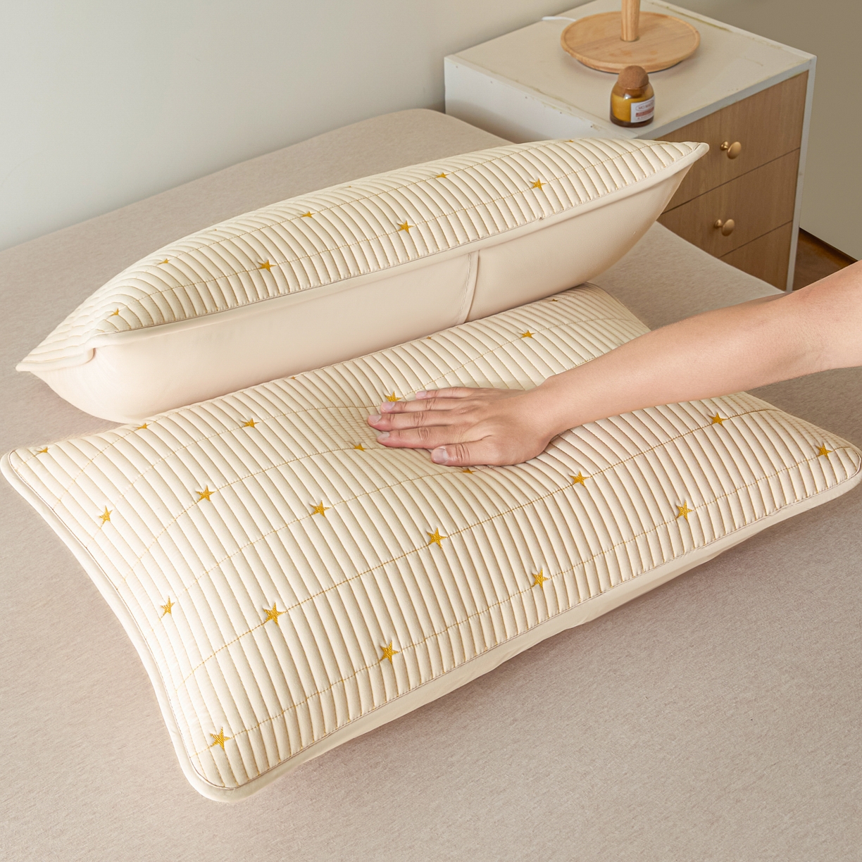 91家纺网 家纺一手货源 找家纺 芬晴家纺 2025新款防水枕套-繁星-爱心-简爱-空间 繁星-卡其