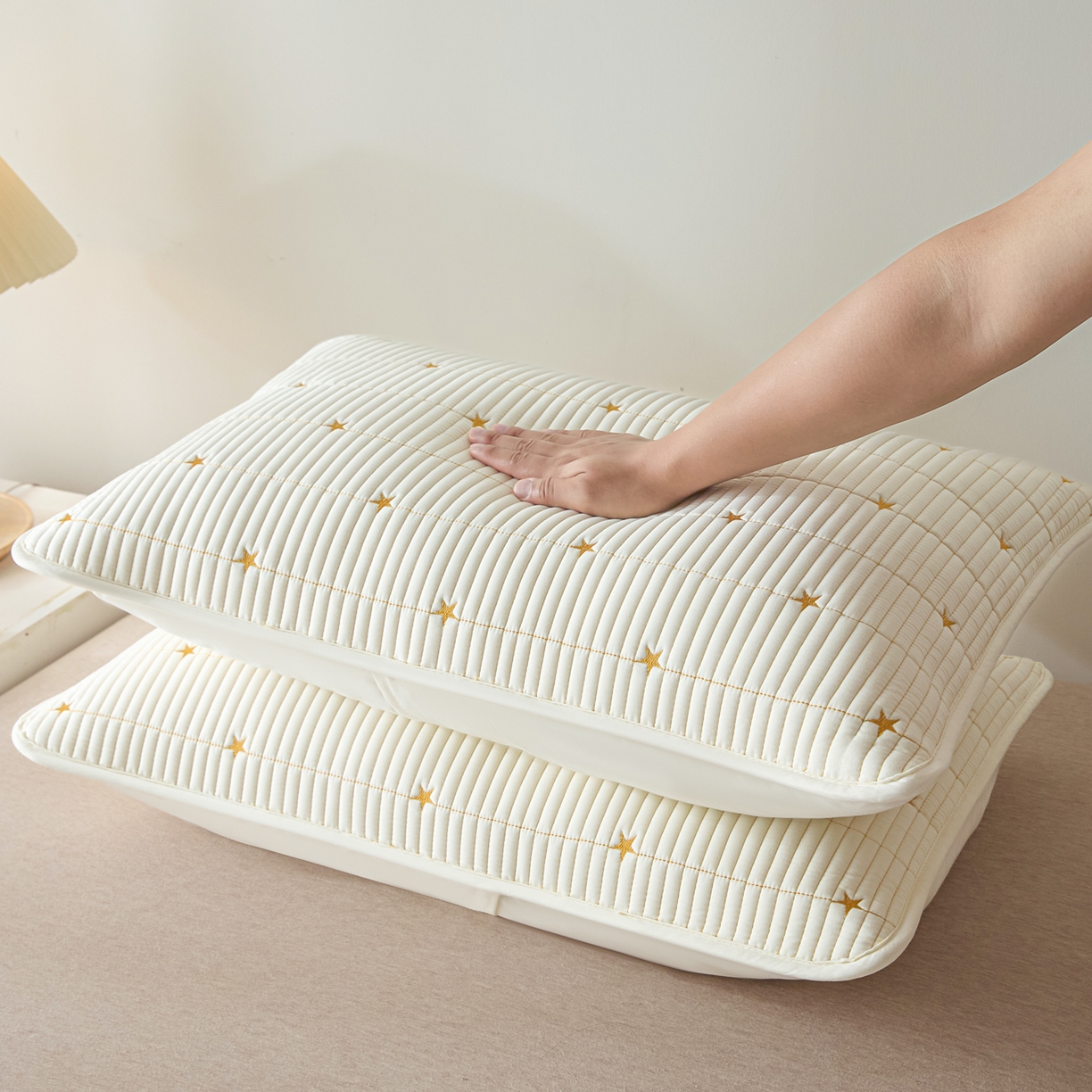 91家纺网 家纺一手货源 找家纺 芬晴家纺 2025新款防水枕套-繁星-爱心-简爱-空间 繁星-米白