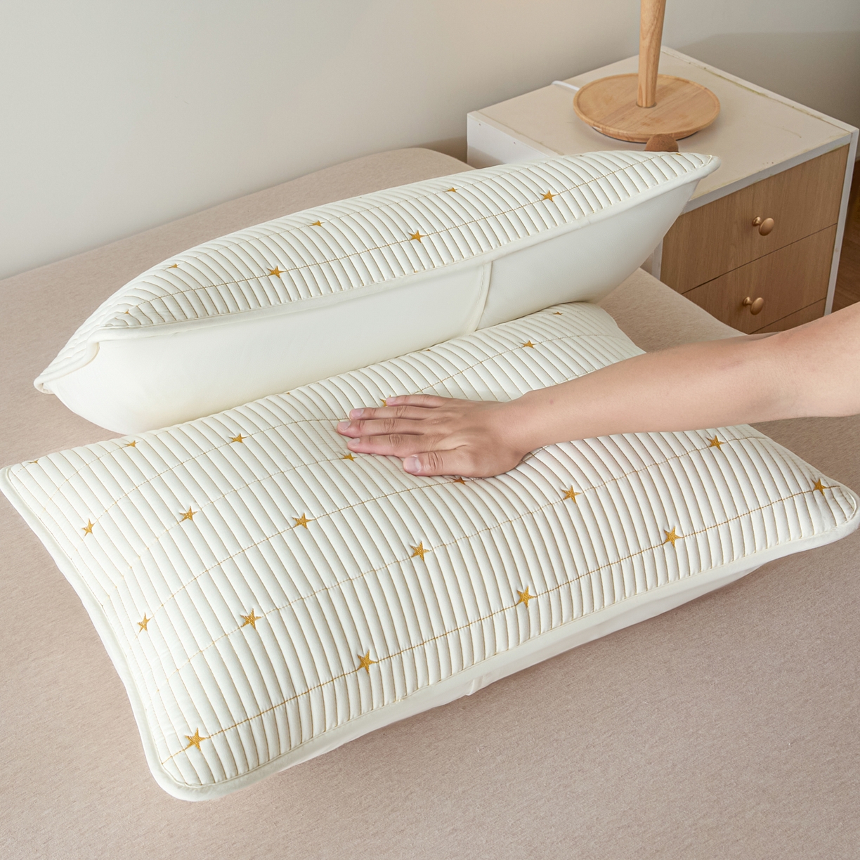 91家纺网 家纺一手货源 找家纺 芬晴家纺 2025新款防水枕套-繁星-爱心-简爱-空间 繁星-米白