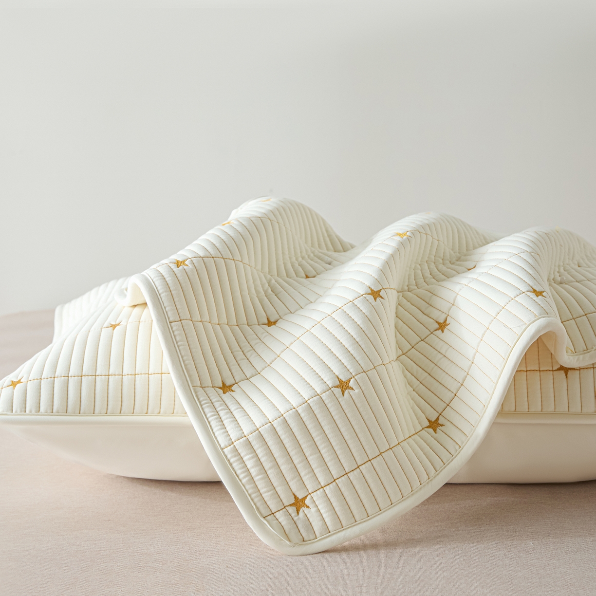 91家纺网 家纺一手货源 找家纺 芬晴家纺 2025新款防水枕套-繁星-爱心-简爱-空间 繁星-米白