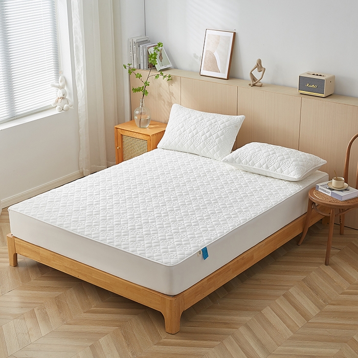 91家纺网 家纺一手货源 找家纺 卓越家纺 2025新款山茶花款防水夹棉床笠 山茶花-奶白