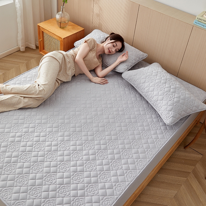 91家纺网 家纺一手货源 找家纺 卓越家纺 2025新款山茶花款防水夹棉床笠 山茶花-浅灰