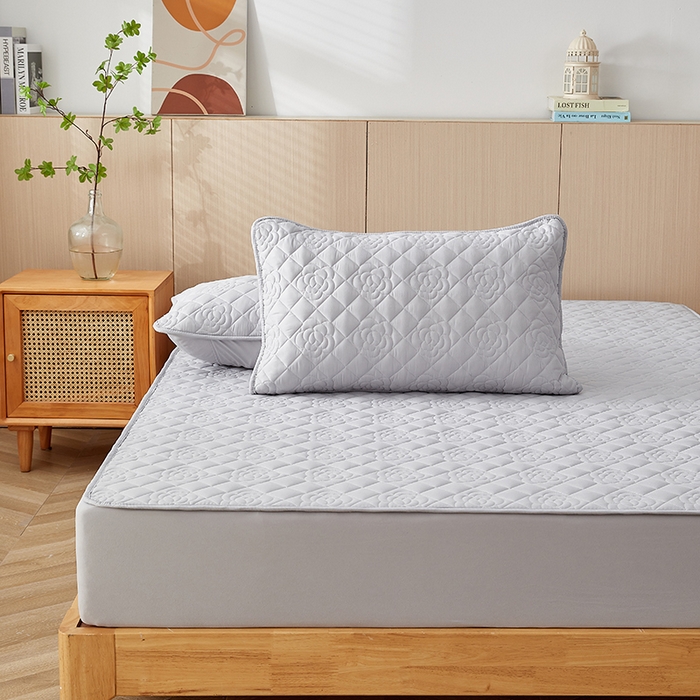 91家纺网 家纺一手货源 找家纺 卓越家纺 2025新款山茶花款防水夹棉床笠 山茶花-浅灰