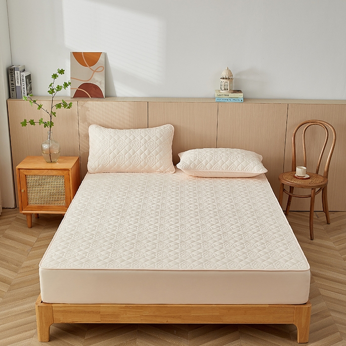 91家纺网 家纺一手货源 找家纺 卓越家纺 2025新款山茶花款防水夹棉床笠 山茶花-米黄