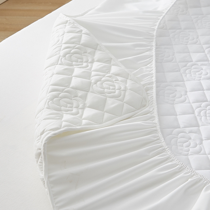 91家纺网 家纺一手货源 找家纺 卓越家纺 2025新款山茶花款防水夹棉床笠 山茶花-奶白