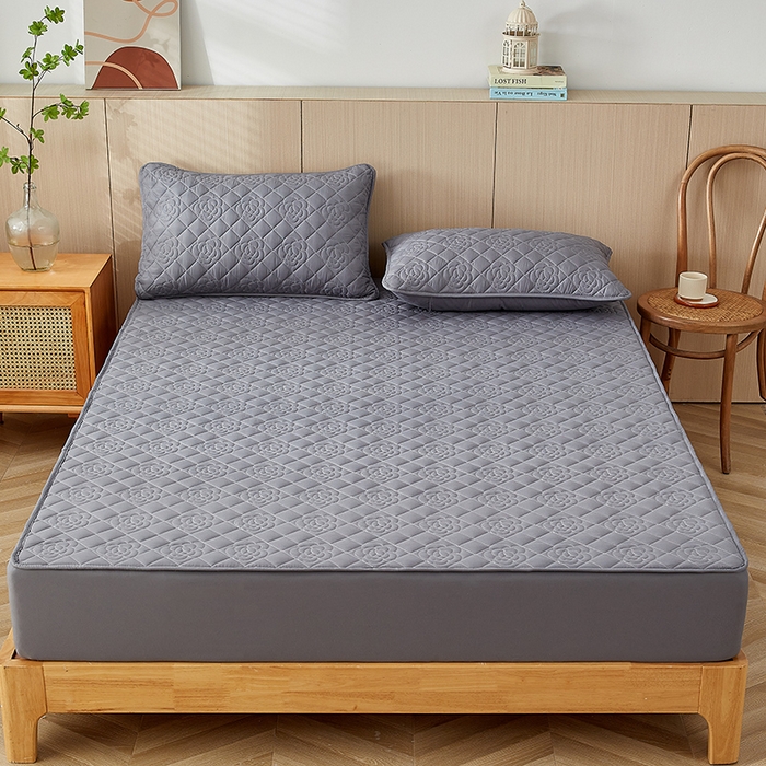 91家纺网 家纺一手货源 找家纺 卓越家纺 2025新款山茶花款防水夹棉床笠 山茶花-深灰