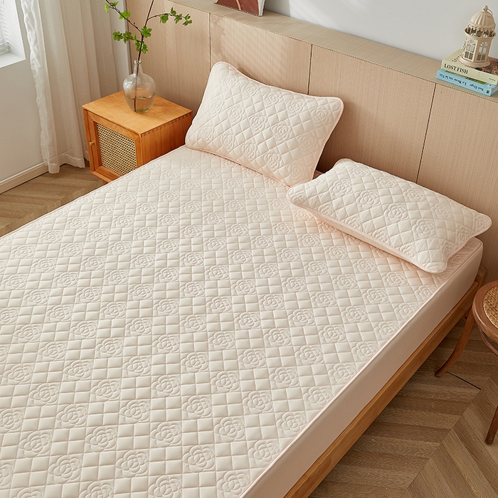 91家纺网 家纺一手货源 找家纺 卓越家纺 2025新款山茶花款防水夹棉床笠 山茶花-米黄