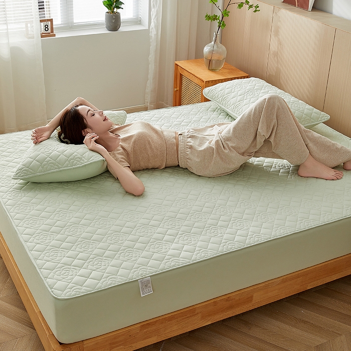 91家纺网 家纺一手货源 找家纺 卓越家纺 2025新款山茶花款防水夹棉床笠 山茶花-水绿