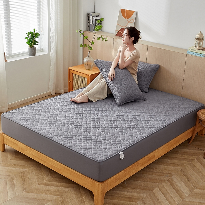 91家纺网 家纺一手货源 找家纺 卓越家纺 2025新款山茶花款防水夹棉床笠 山茶花-深灰