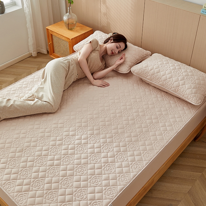 91家纺网 家纺一手货源 找家纺 卓越家纺 2025新款山茶花款防水夹棉床笠 山茶花-卡其