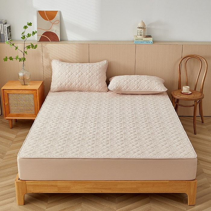 91家纺网 家纺一手货源 找家纺 卓越家纺 2025新款山茶花款防水夹棉床笠 山茶花-卡其