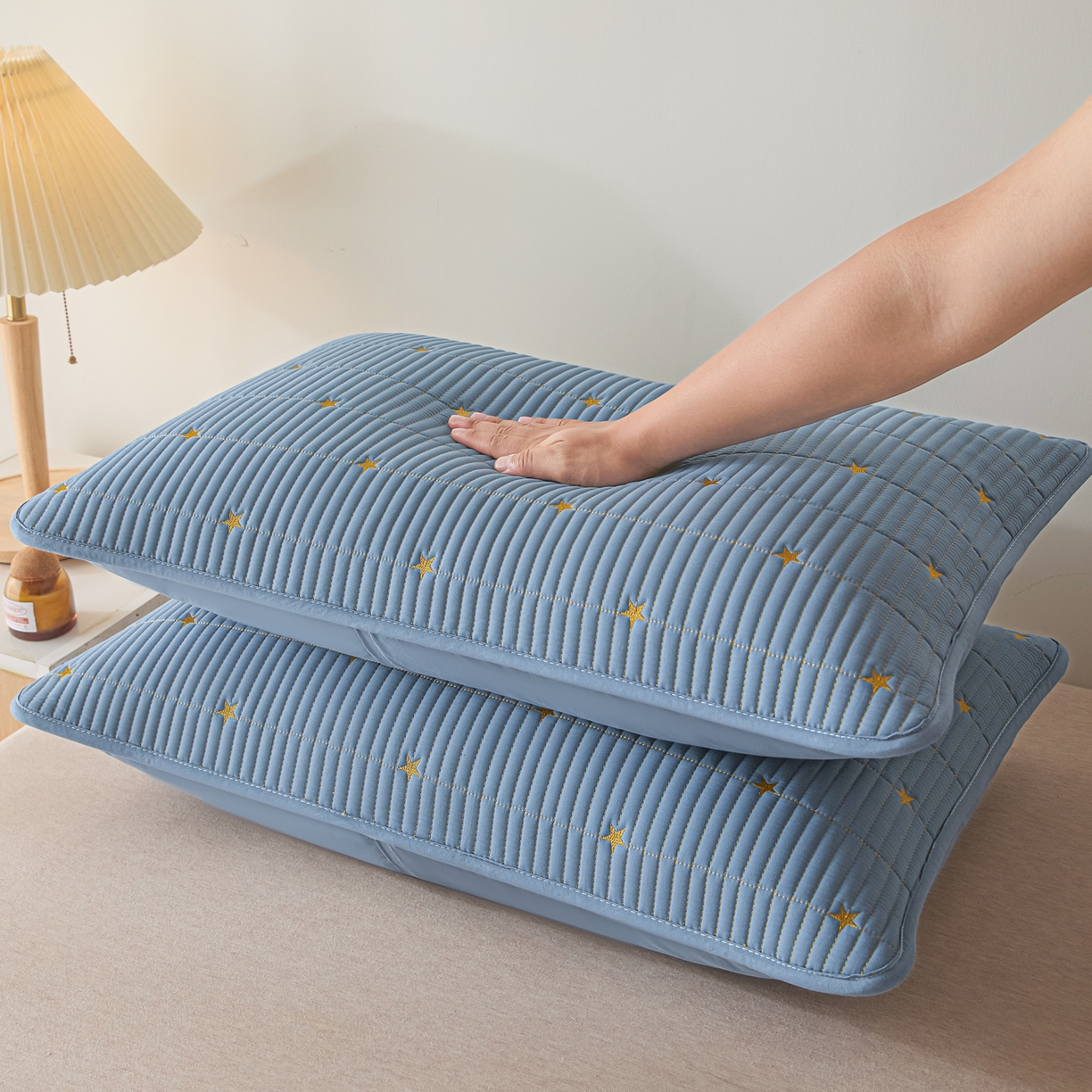 91家纺网 家纺一手货源 找家纺 芬晴家纺 2025新款防水枕套-繁星-爱心-简爱-空间 繁星-雾蓝