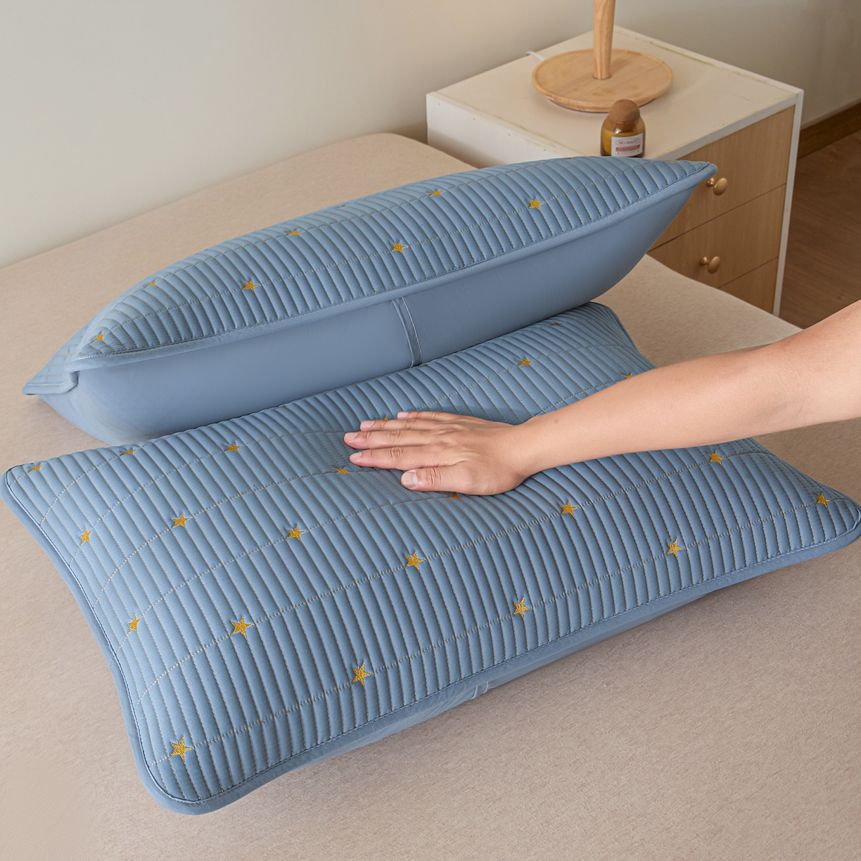 91家纺网 家纺一手货源 找家纺 芬晴家纺 2025新款防水枕套-繁星-爱心-简爱-空间 繁星-雾蓝