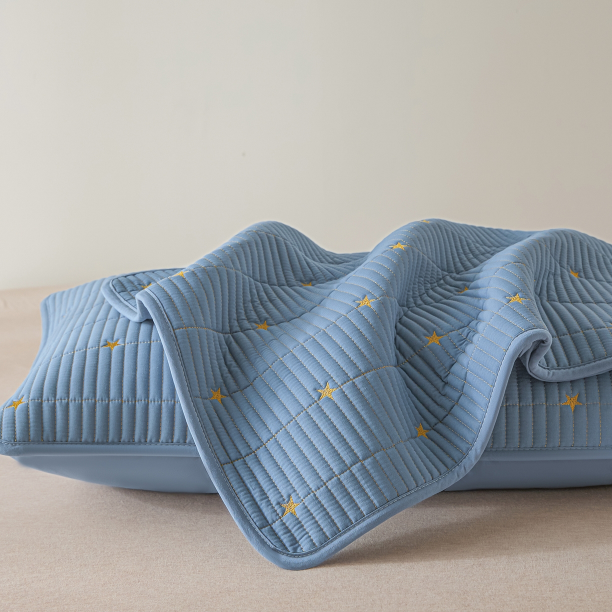 91家纺网 家纺一手货源 找家纺 芬晴家纺 2025新款防水枕套-繁星-爱心-简爱-空间 繁星-雾蓝