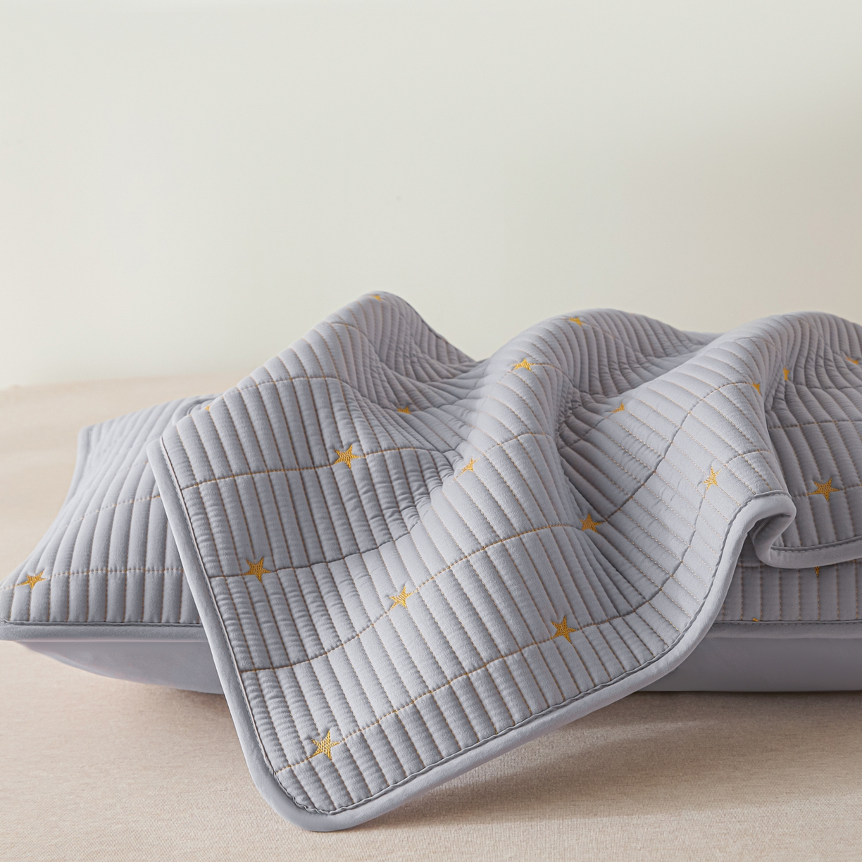 91家纺网 家纺一手货源 找家纺 芬晴家纺 2025新款防水枕套-繁星-爱心-简爱-空间 繁星-星灰