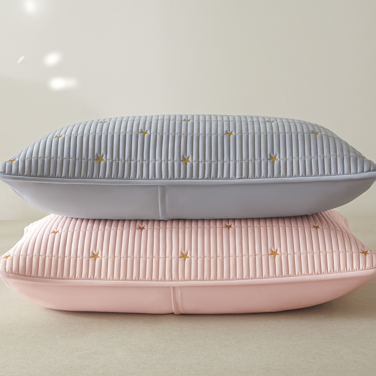 91家纺网 家纺一手货源 找家纺 芬晴家纺 2025新款防水枕套-繁星-爱心-简爱-空间 繁星-灰+粉