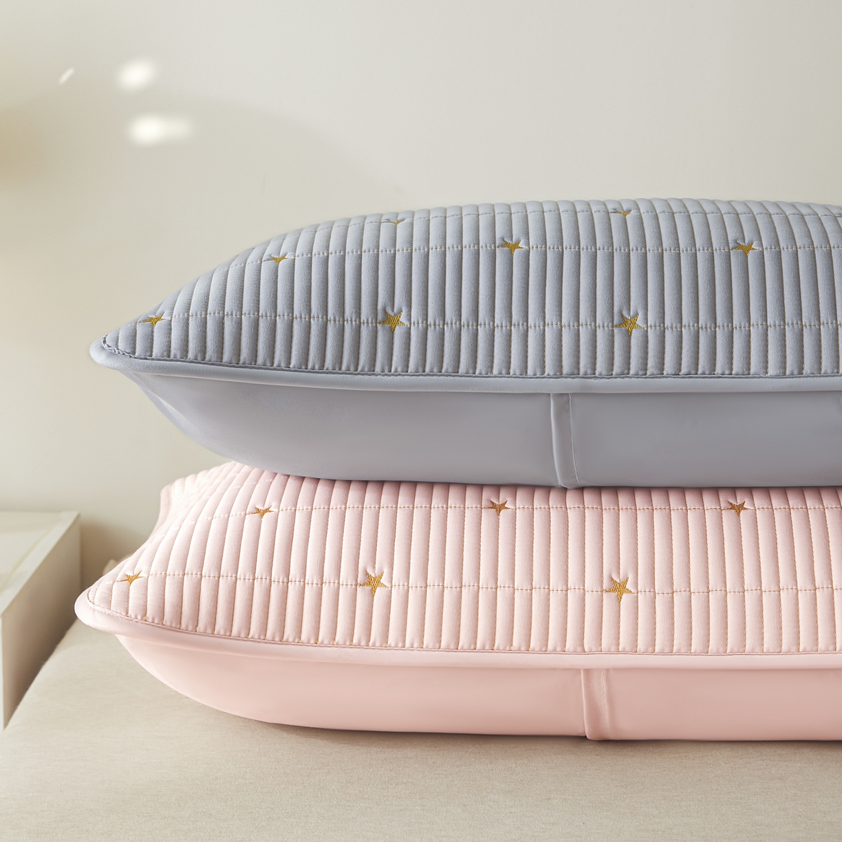 91家纺网 家纺一手货源 找家纺 芬晴家纺 2025新款防水枕套-繁星-爱心-简爱-空间 繁星-灰+粉