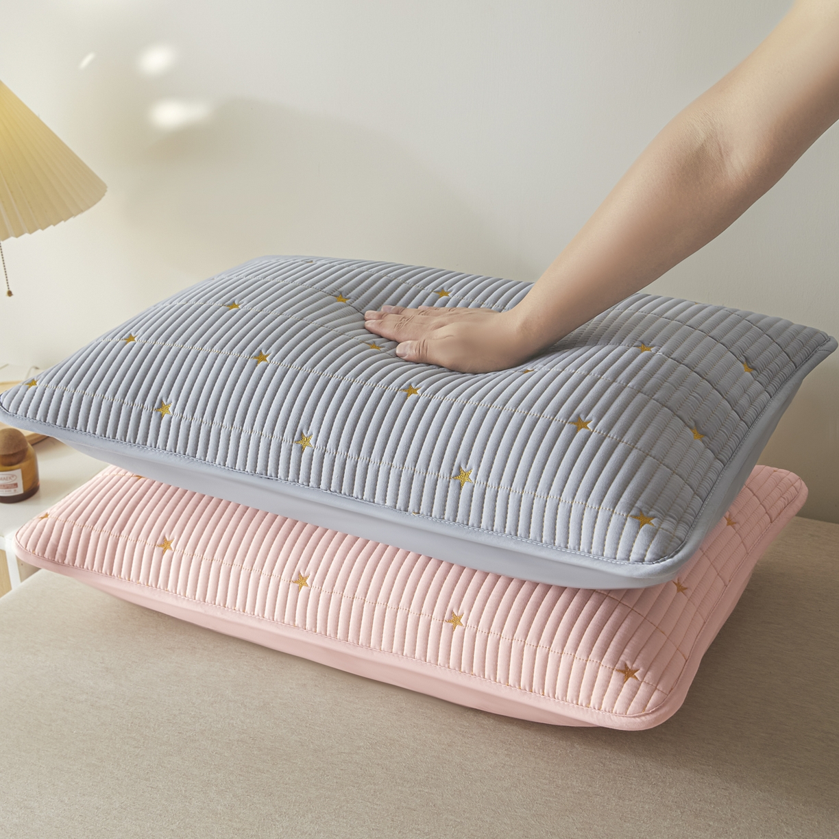 91家纺网 家纺一手货源 找家纺 芬晴家纺 2025新款防水枕套-繁星-爱心-简爱-空间 繁星-灰+粉