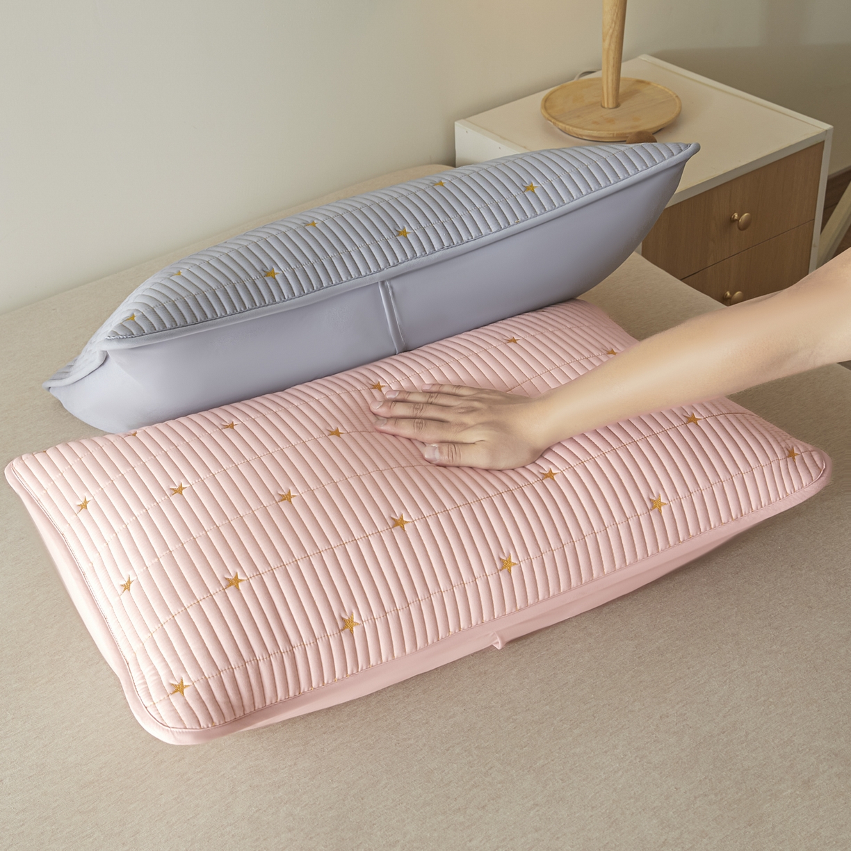 91家纺网 家纺一手货源 找家纺 芬晴家纺 2025新款防水枕套-繁星-爱心-简爱-空间 繁星-灰+粉