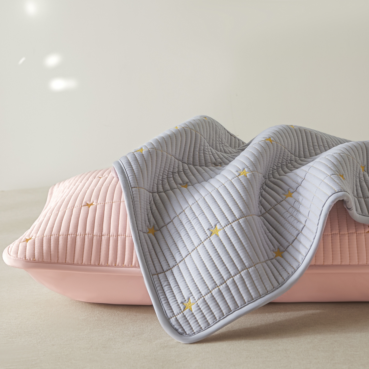 91家纺网 家纺一手货源 找家纺 芬晴家纺 2025新款防水枕套-繁星-爱心-简爱-空间 繁星-灰+粉