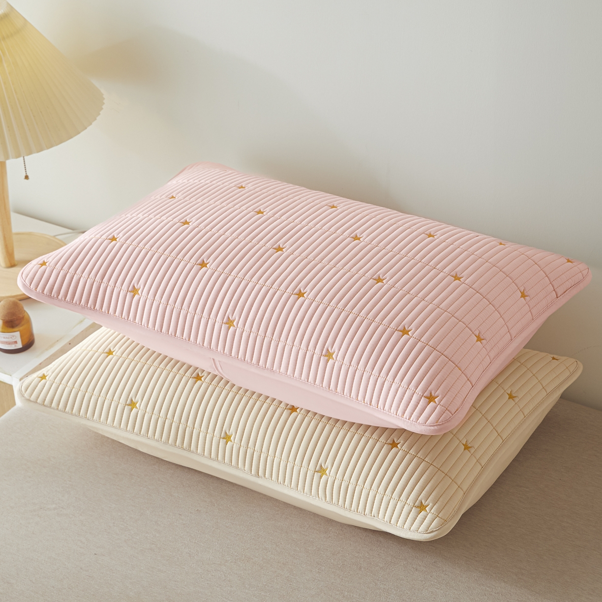 91家纺网 家纺一手货源 找家纺 芬晴家纺 2025新款防水枕套-繁星-爱心-简爱-空间 繁星-卡其+粉