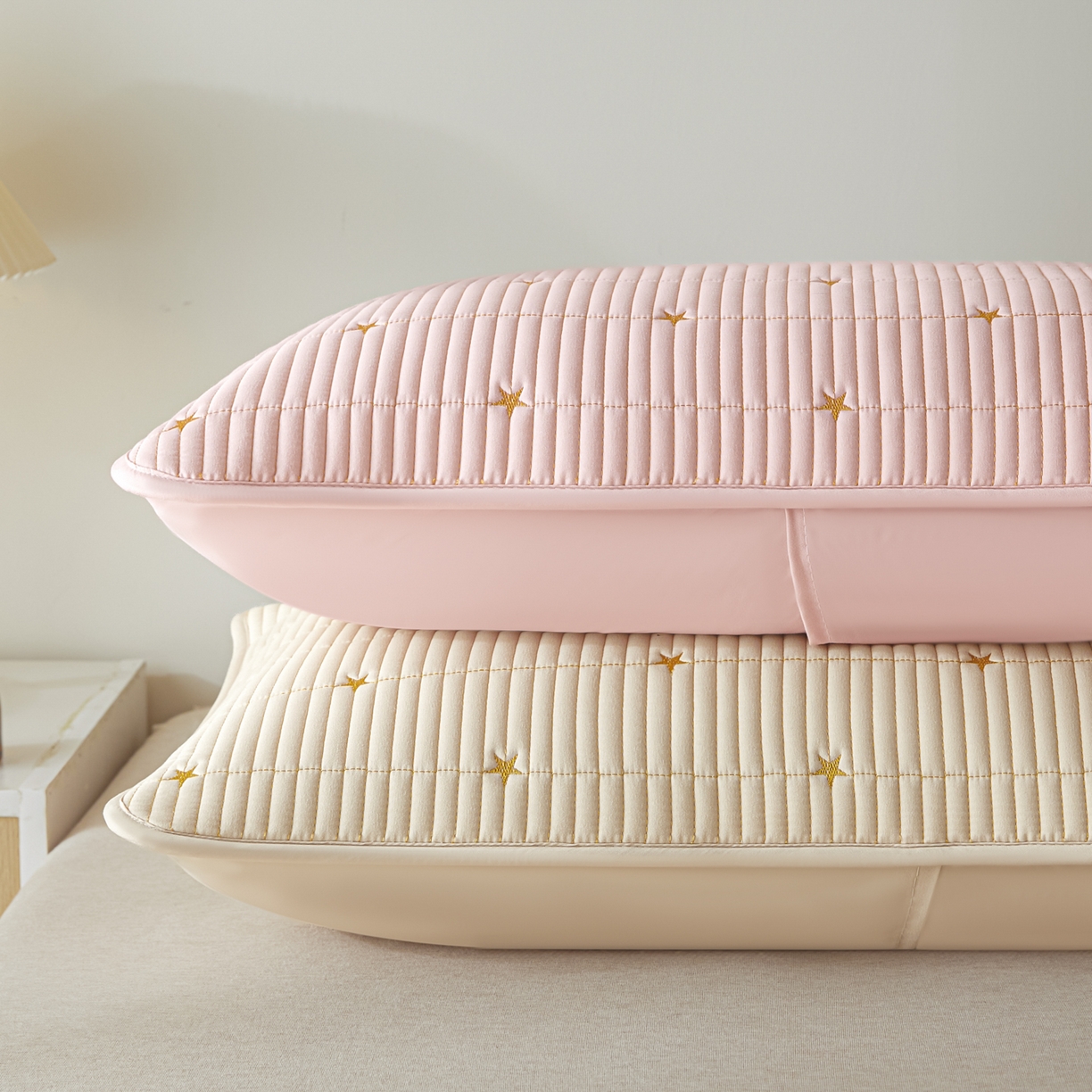 91家纺网 家纺一手货源 找家纺 芬晴家纺 2025新款防水枕套-繁星-爱心-简爱-空间 繁星-卡其+粉