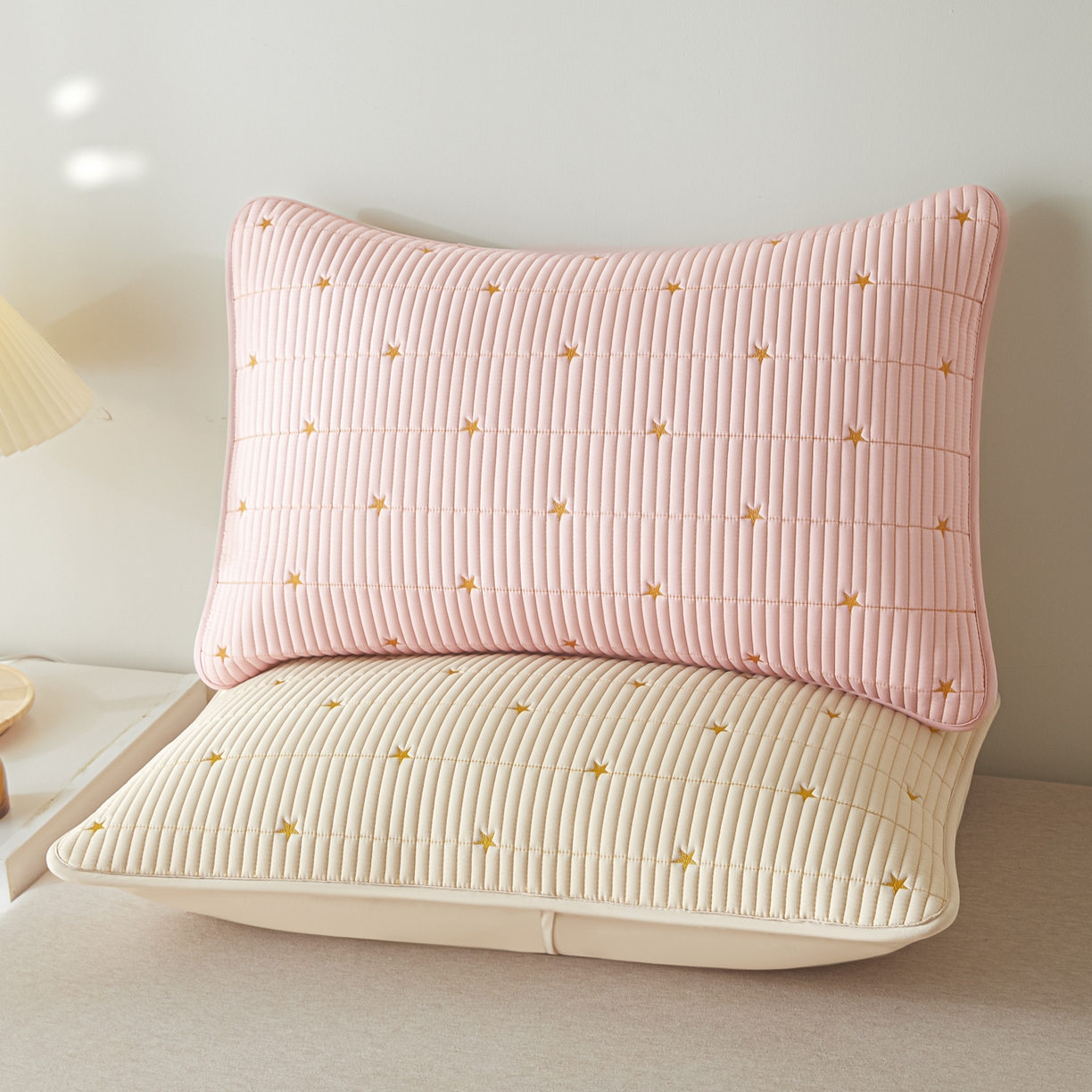 91家纺网 家纺一手货源 找家纺 芬晴家纺 2025新款防水枕套-繁星-爱心-简爱-空间 繁星-卡其+粉
