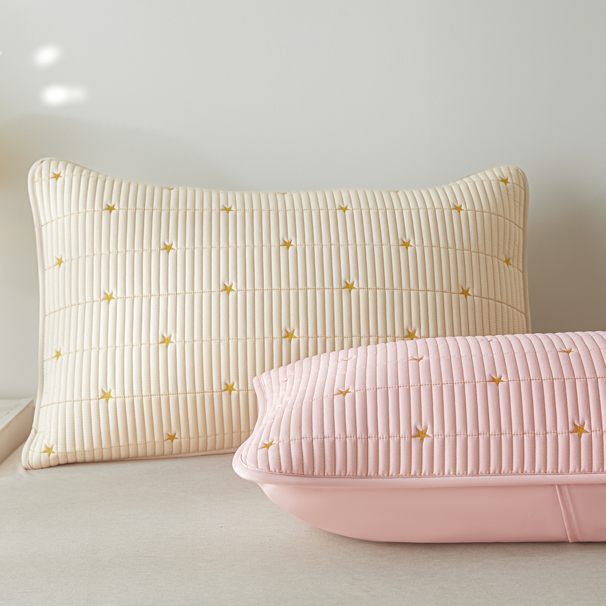 91家纺网 家纺一手货源 找家纺 芬晴家纺 2025新款防水枕套-繁星-爱心-简爱-空间 繁星-卡其+粉