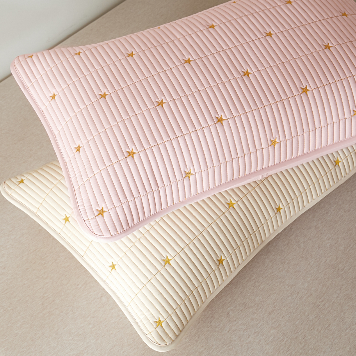 91家纺网 家纺一手货源 找家纺 芬晴家纺 2025新款防水枕套-繁星-爱心-简爱-空间 繁星-卡其+粉