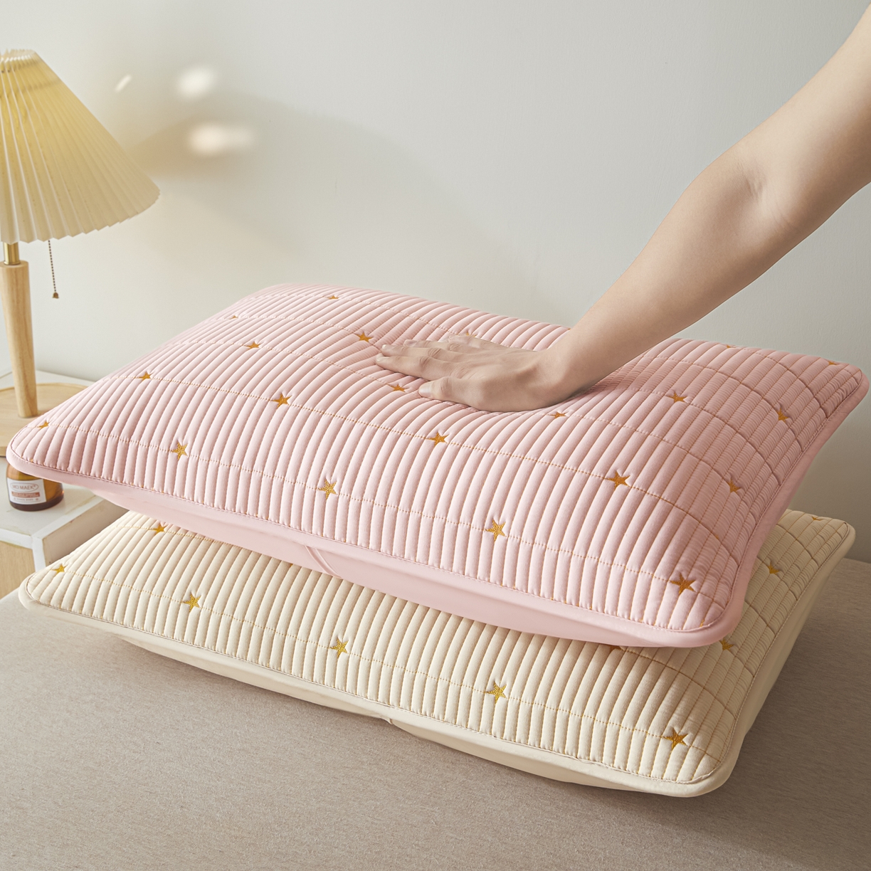 91家纺网 家纺一手货源 找家纺 芬晴家纺 2025新款防水枕套-繁星-爱心-简爱-空间 繁星-卡其+粉