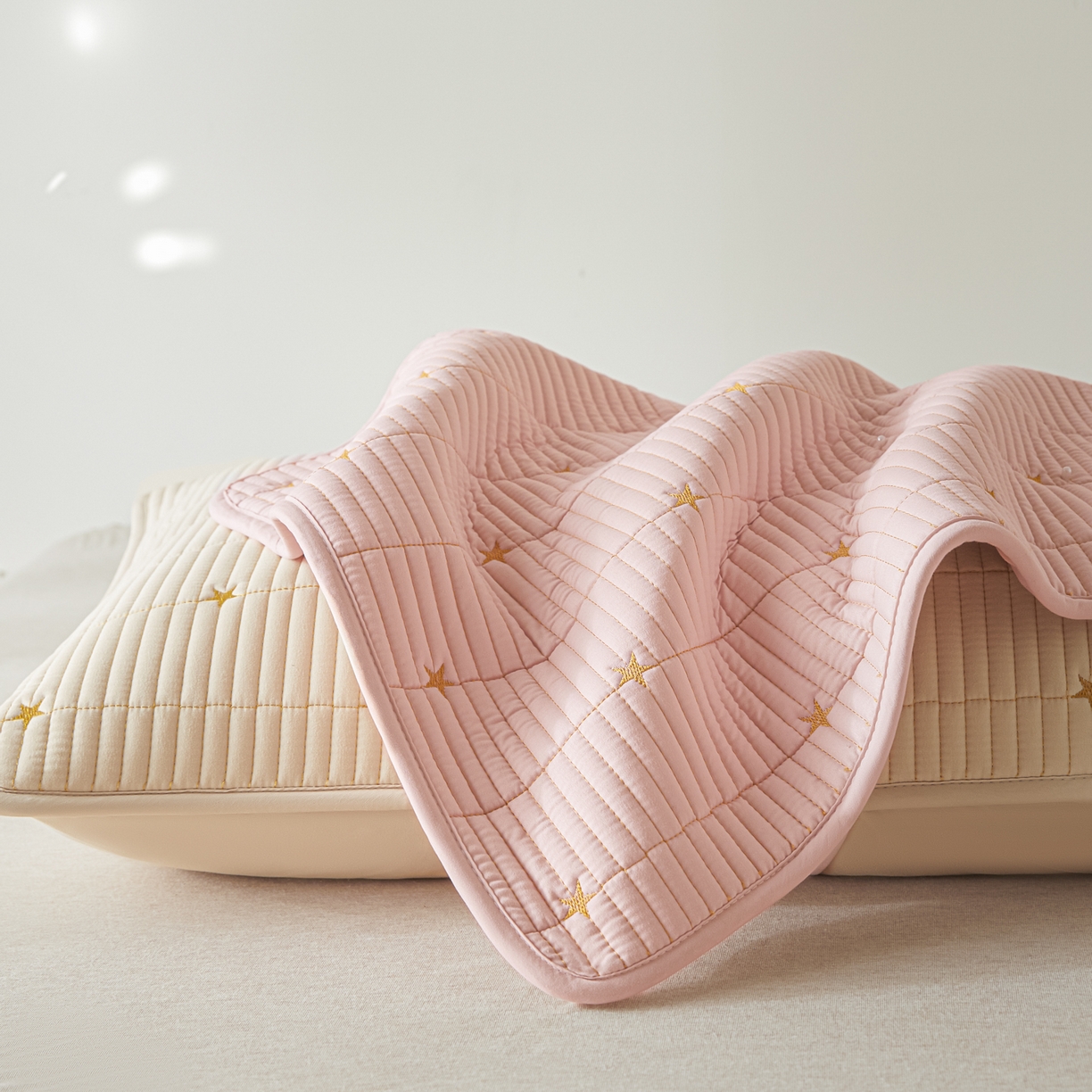 91家纺网 家纺一手货源 找家纺 芬晴家纺 2025新款防水枕套-繁星-爱心-简爱-空间 繁星-卡其+粉